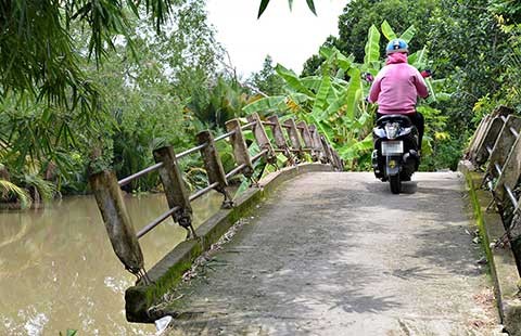 Đổ qua lại vụ phá lan can cầu cho xe cán bộ đi