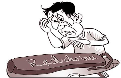 Rạch hàng loạt yên xe máy cho vui