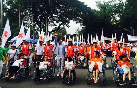 Hơn 5.000 người đi bộ vì nạn nhân da cam