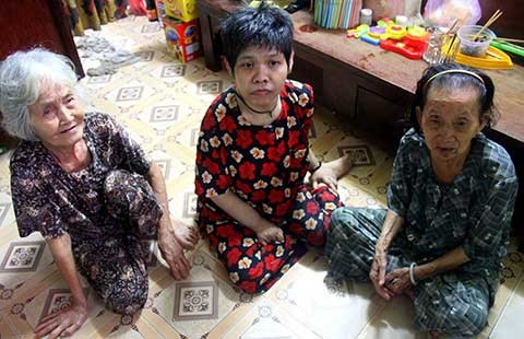 Ba người dưng dưới một mái nhà