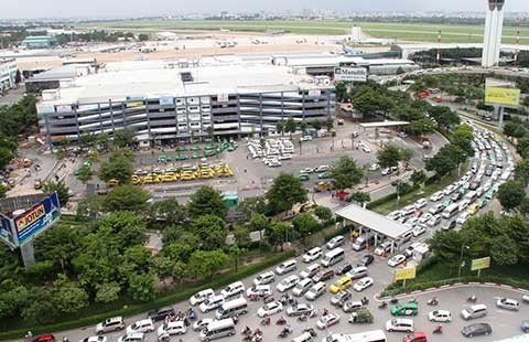 Tìm cách giải kẹt xe ở sân bay Tân Sơn Nhất
