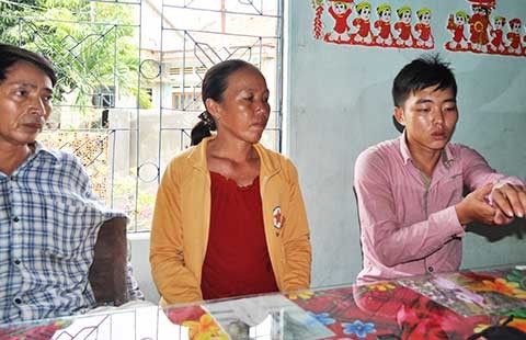Khiển trách trưởng công an xã vô cớ bắt, đánh người