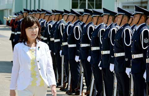 Nữ bộ trưởng Nhật khéo léo tránh khởi đầu sóng gió