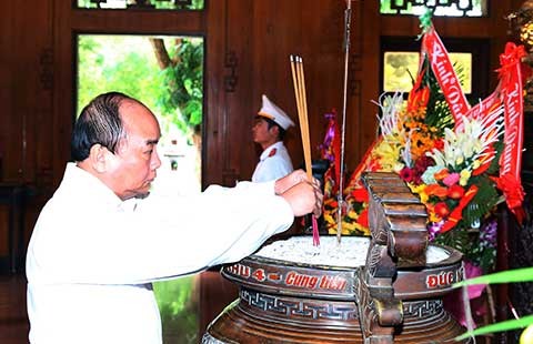 Thủ tướng dâng hương tưởng niệm Chủ tịch Hồ Chí Minh