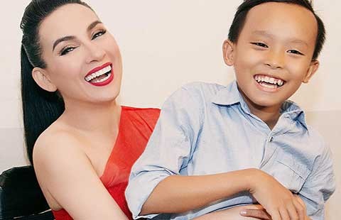 Phi Nhung và Hồ Văn Cường song ca gây xúc động