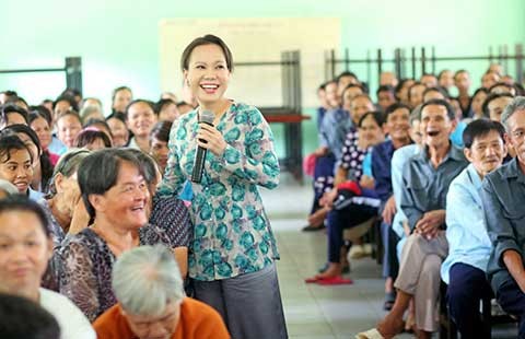 Nghệ sĩ Việt Hương đến với 300 người già neo đơn