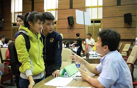 Tuyển sinh: Kinh tế ổn định, công nghiệp lo