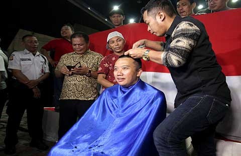 Giữ lời hứa, Bộ trưởng Thể thao Indonesia… xuống tóc