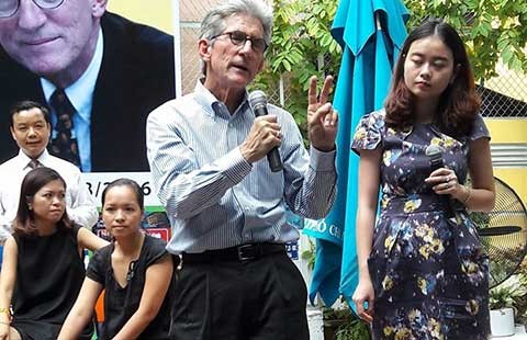 Giáo sư ĐH Stanford giao lưu ở đường sách Sài Gòn