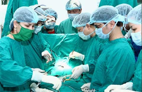 Bác sĩ ba lần đi mua máu cứu bệnh nhân lúc nửa đêm