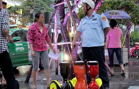 Dẹp loạn ‘xe điện’ ở phố đi bộ Nguyễn Huệ