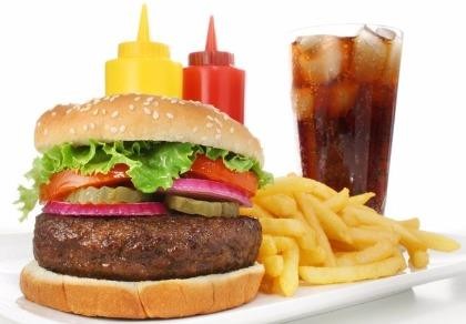 Ăn thức ăn nhanh khi mang bầu, con có thể bị tăng động