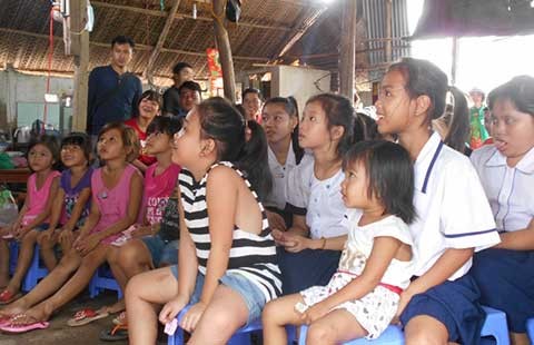 Ánh mắt trẻ thơ chực chờ ngày tới trường