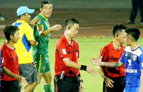 Cầu thủ dọa giết trọng tài