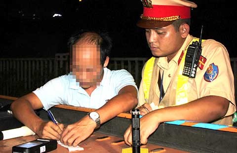 Xử phạt nồng độ cồn, nhiều ma men gọi điện thoại cầu cứu