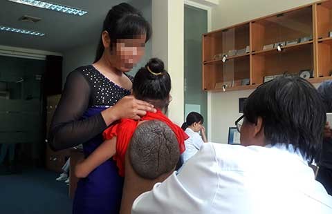 ‘Cô bé lưng rùa’ sắp được mổ
