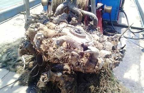 Ngư dân vớt được khối kim loại gần 2 tấn nghi động cơ máy bay