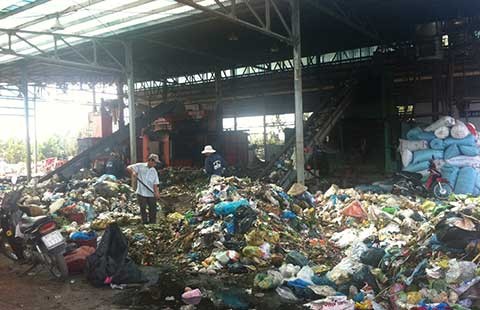 Ngủ phải trùm mền vì bãi rác ô nhiễm