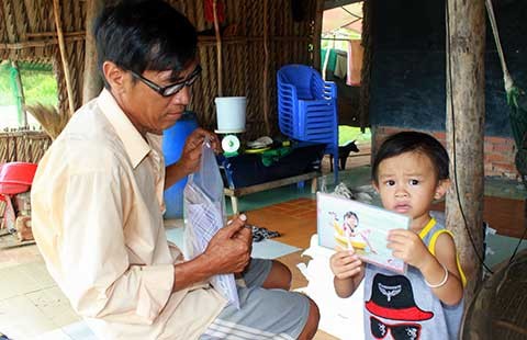 Người đàn ông mù quyết không chịu đứng ở ngã tư để ăn xin!