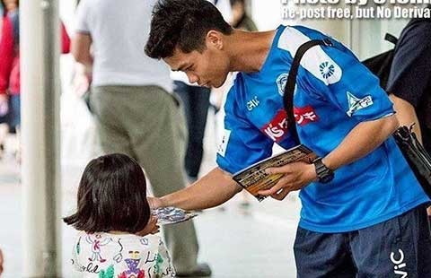 Công Phượng đi phát tờ rơi có gì mà sốc?