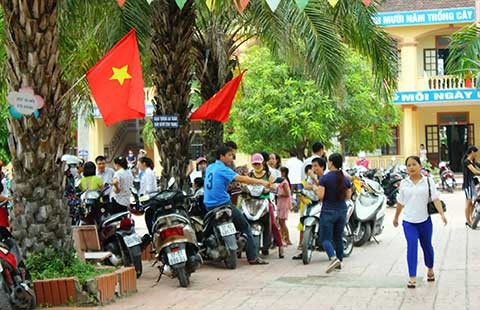 Phụ huynh lại kéo đến trường gây sức ép bỏ học VNEN