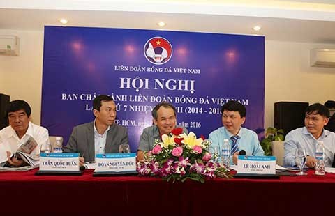 Hậu trường làng bóng Việt Nam: Nhiều người muốn thay các ông lắm đấy!
