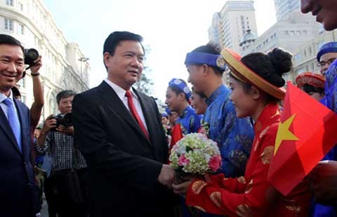 Bí thư Đinh La Thăng chúc mừng hạnh phúc 100 đôi uyên ương