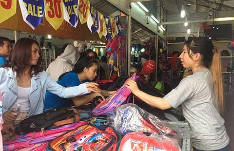 Nhộn nhịp mua sắm dịp lễ 2-9