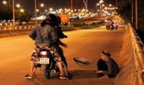 Bà lão ăn xin 70 tuổi bị cướp tấn công