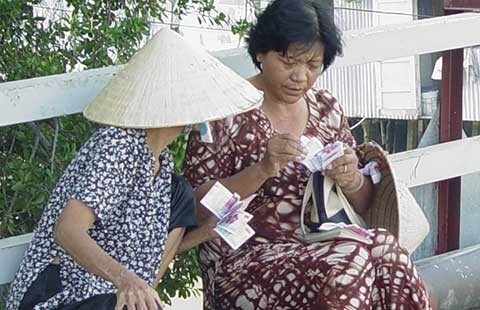 Ninh Thuận phạt oan người bán vé số dạo!