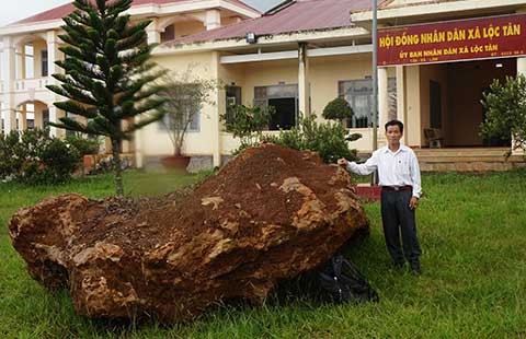 Tạm giữ tảng đá quý nặng khoảng 20 tấn