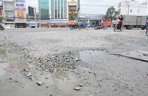 Dân khổ vì bụi thi công, tái lập ẩu