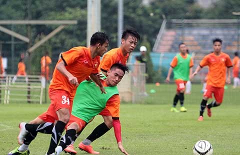 Giải vô địch U-19 ĐNÁ: Vừa đá vừa nhìn Úc và Thái Lan