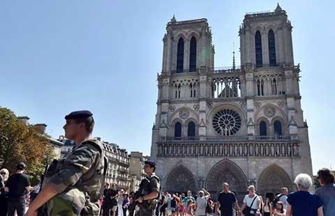 Ba nữ tặc khủng bố định đánh bom bình ga ở Paris
