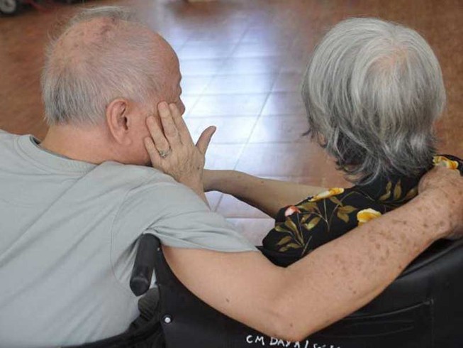 Cha mẹ già xin con vào ở viện dưỡng lão