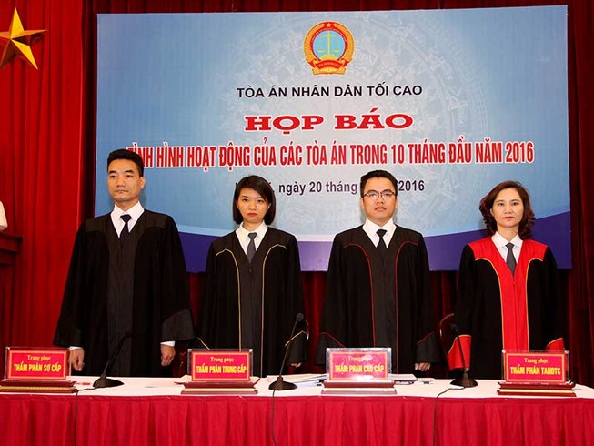 Thí điểm thẩm phán mặc áo choàng khi xử