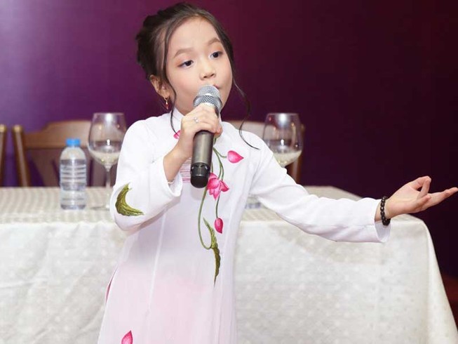 Em bé sún răng hát xẩm như thần