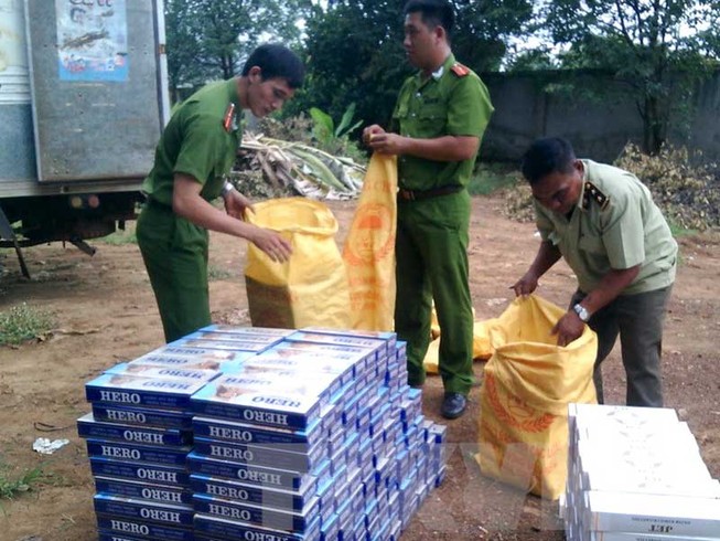 Thuốc lá lậu: Khó xử lý hình sự vì vướng luật