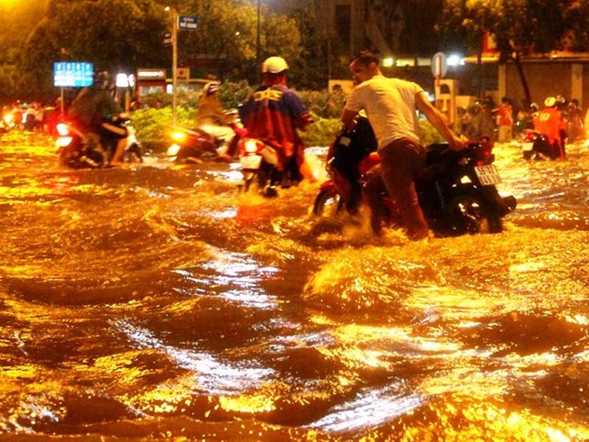Mưa cực to, người Sài Gòn vật vã trong biển nước