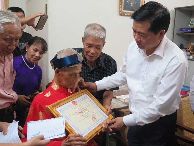 Bí thư Đinh La Thăng chúc thọ người cao tuổi