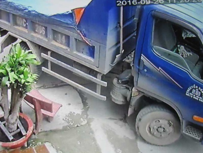 Xe ben cày hư đường, sụp cống