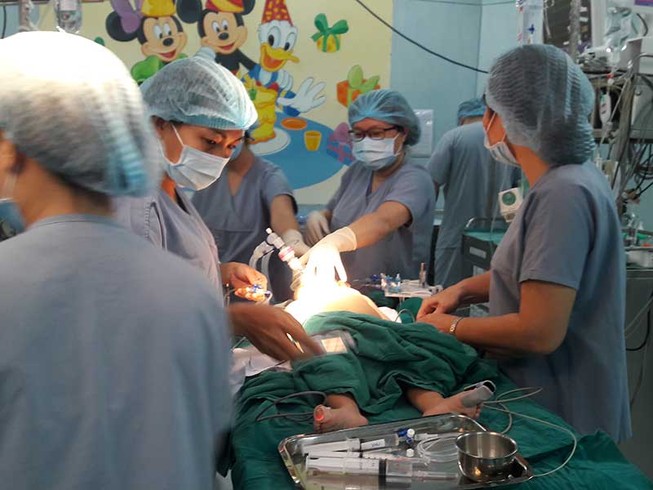 Ca ghép gan sinh tử cho bé trai 13 tháng tuổi