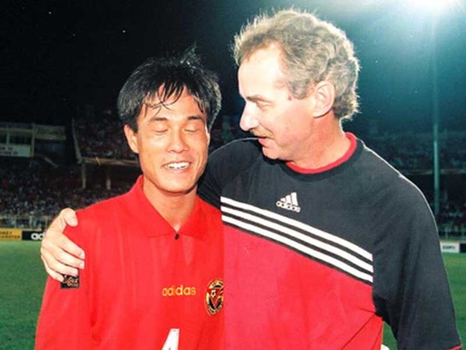 Riedl, Hữu Thắng và bài toán phòng ngự