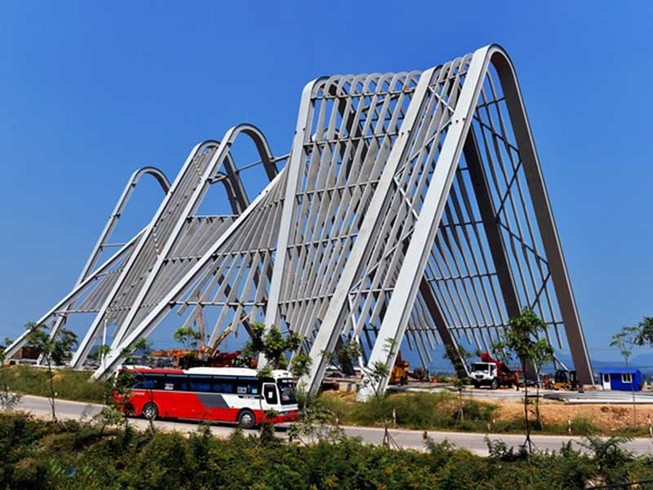 Đã nghe đã thấy: Cổng chào và giường bệnh