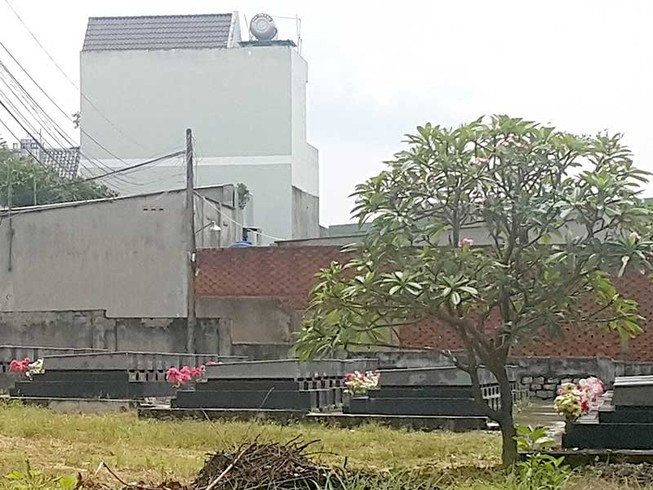 Hàng trăm nghĩa trang bao vây khu dân cư