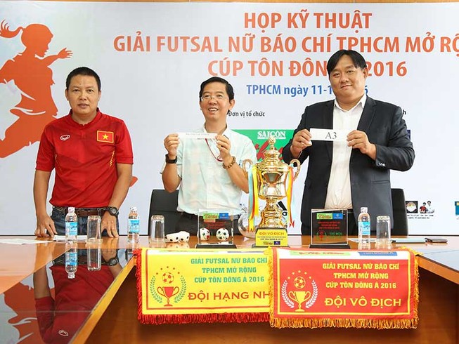 Chị em ‘so giày’ nhân kỷ niệm ngày Phụ nữ Việt Nam