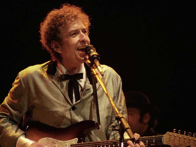 Thế giới bút chiến việc Bob Dylan ẵm Nobel