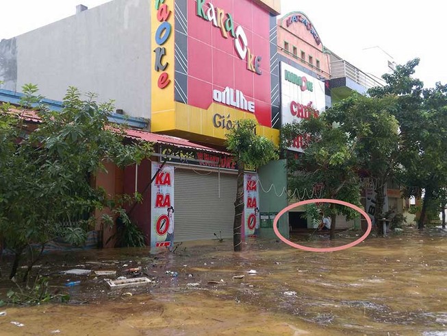 Miền Trung: Đưa hàng ngàn hành khách ra khỏi vùng lũ