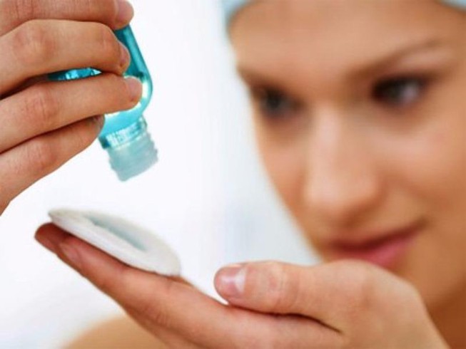 Dùng nước hoa hồng, sữa mẹ tẩy trang làm giảm thị lực