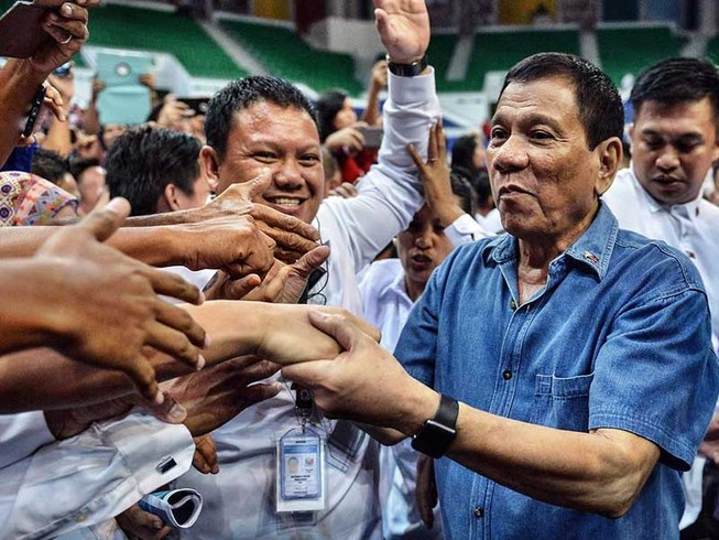 Ông Duterte thay đổi quan điểm về biển Đông